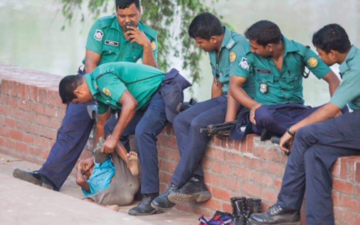 পুলিশ করলো শিশু নির্যাতন